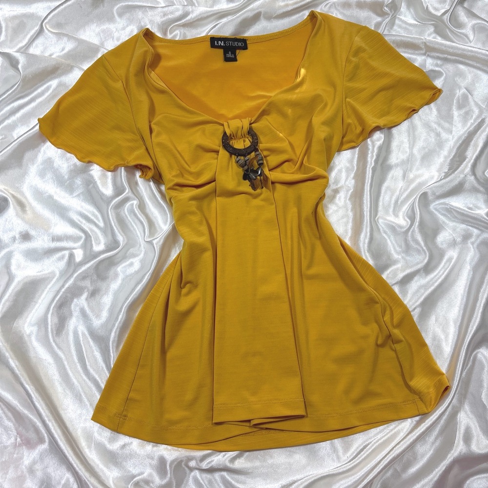 y2k Top Yellow Excellent I.N. Studio V-Neck Wood Ring Bead Accent S